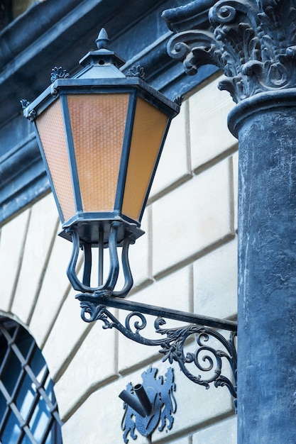 Iluminación de farol de calle antigua en la fachada del edificio Crepúsculo en la iluminación del edificio de la calle de la ciudad Iluminación de farol retro Iluminación de luces cálidas Resplandor Iluminación de las luces de la calle y farol vintage