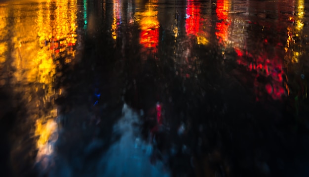 Iluminación y luces nocturnas de neón de NYC. Imagen abstracta de luces de neón en las calles de la ciudad de Nueva York. Exposición múltiple y desenfoque de movimiento intencional