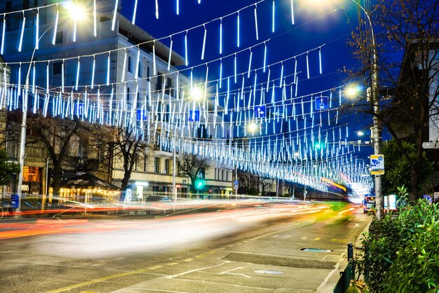 Foto iluminación de navidad y año nuevo en tbilisi, georgia