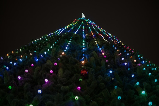 Iluminación de navidad o año nuevo en la decoración de la calle de navidad de abeto de la ciudad