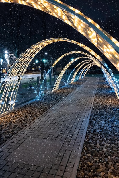 Iluminación navideña en una calle de la ciudad por la noche.