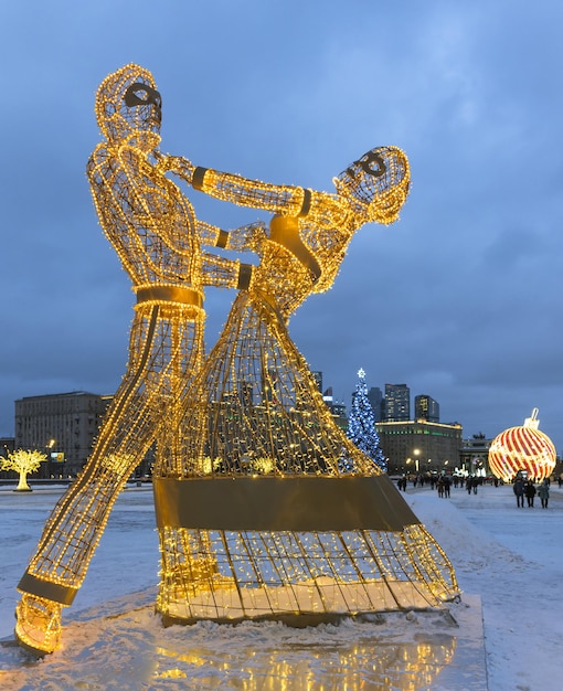 Iluminación nocturna de Año Nuevo y Navidad figuras brillantes de bailarines en Moscú, Rusia