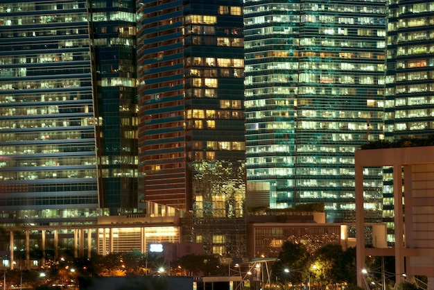 Foto iluminación nocturna de la ciudad