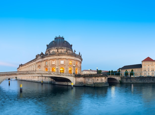 Iluminación nocturna de la Isla de los Museos en Berlín