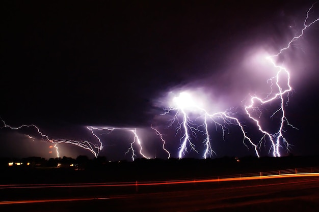Iluminación sobre la carretera por la noche