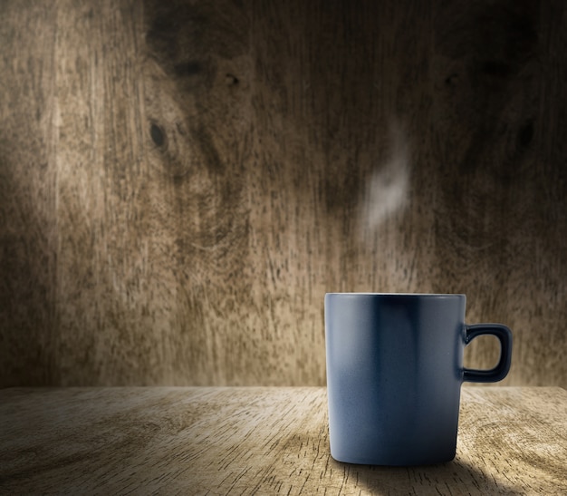 Iluminación de la ventana con la taza de café azul caliente en la sala de madera con pared de madera borrosa, plantilla de agregar contenido