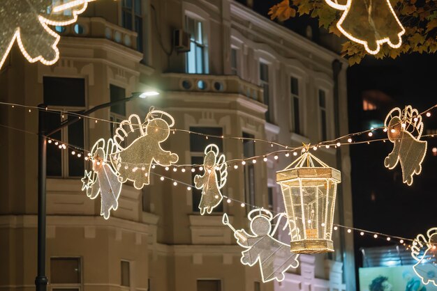 Iluminaciones decorativas navideñas en la calle nocturna.