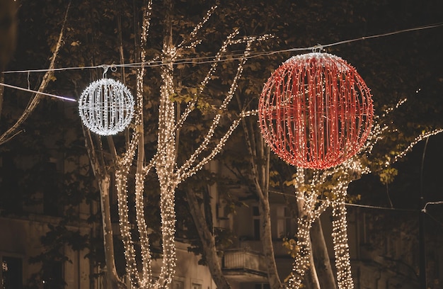 Iluminaciones decorativas navideñas en la calle nocturna.