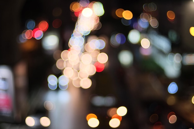 Iluminadas coloridas luces desenfocadas por la noche