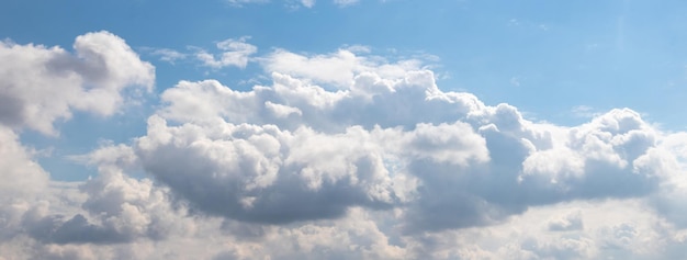 Iluminado pelas nuvens brancas do sol brilhante no céu azul