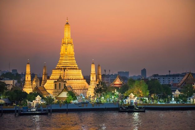 Iluminado Templo del Amanecer o Wat Arun al atardecer Bangkok Thailand