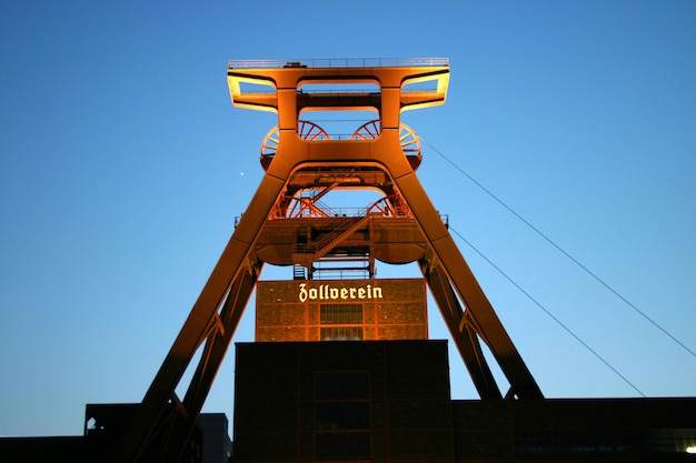 Iluminado Zeche Zollverein em Essen, Alemanha, timelapse à noite