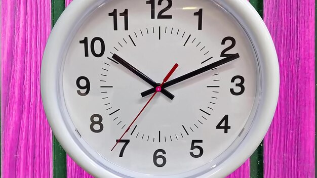 Foto ilusión de reloj mágico entrando en el tiempo zoom infinito