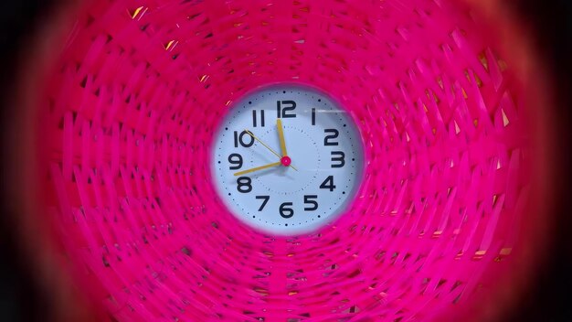 Foto ilusión de reloj mágico entrando en el tiempo zoom infinito