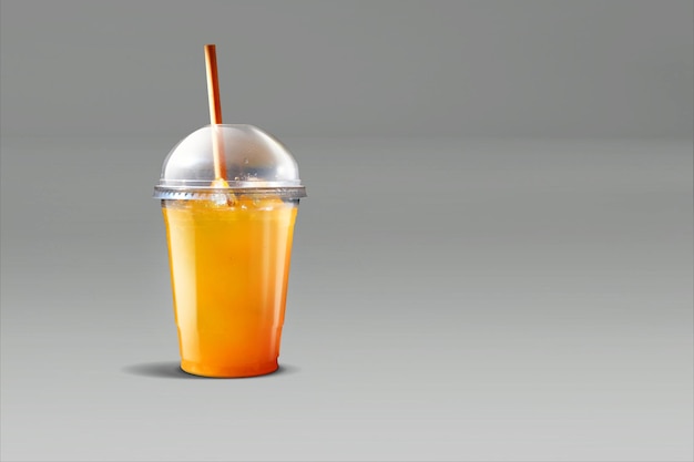 Ilustração 3D Copos de bebidas refrescantes para o verão isolados em fundo cinza adequados para o seu elemento de design