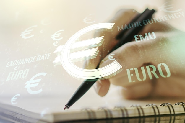 Ilustração criativa dos símbolos do EURO e escrita à mão de uma mulher em um caderno sobre forex de fundo e conceito de moeda Multiexposição