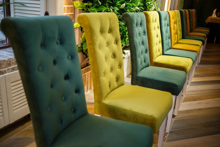 Foto ilustração da moderna sala de estar interior. fila de poltrona de tecido contra a parede azul pastel e o chão. fundo da sala de estar. cadeira verde no centro.