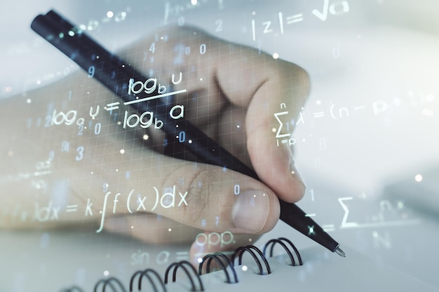Foto ilustração de fórmula científica criativa com mão de homem escrevendo no diário sobre ciência de fundo e conceito de pesquisa multiexposição
