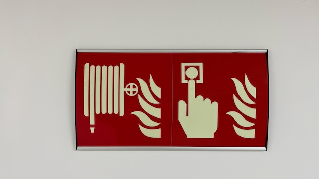 Ilustração de sinalização de aviso de uso de mangueira anti-incêndio e botão de alarme anti-incêndio