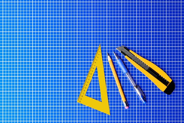 Ilustración 3D Lápiz cortador amarillo y regla sobre fondo azul Representación 3D e ilustración de la herramienta de reparación e instalación