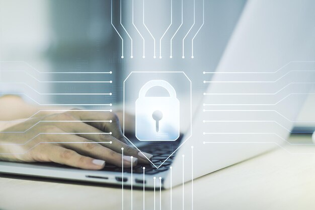 Ilustración de bloqueo creativo con microcircuito y manos escribiendo en el teclado de la computadora en el concepto de seguridad cibernética de fondo Multiexposición