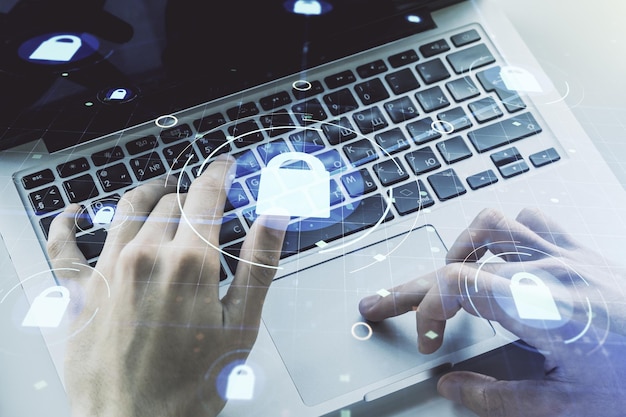 Ilustración de bloqueo creativo con microcircuito y manos escribiendo en el teclado de la computadora en el concepto de seguridad cibernética de fondo Multiexposición
