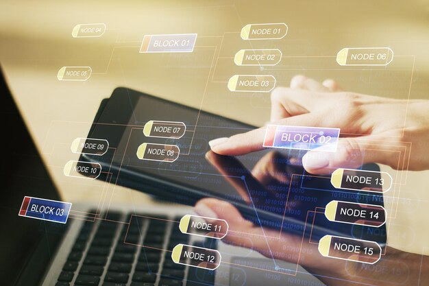 Ilustración de codificación creativa abstracta con clics de dedos en una tableta digital en el fondo concepto de desarrollo de software Multiexposición