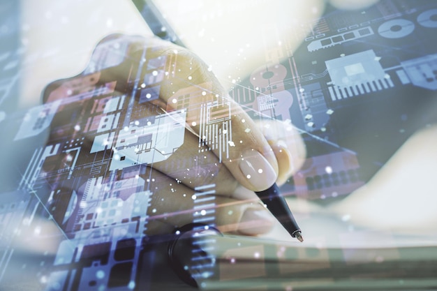 Ilustración de codificación creativa abstracta con la escritura a mano del hombre en el diario sobre el concepto de desarrollo de software de fondo Multiexposición