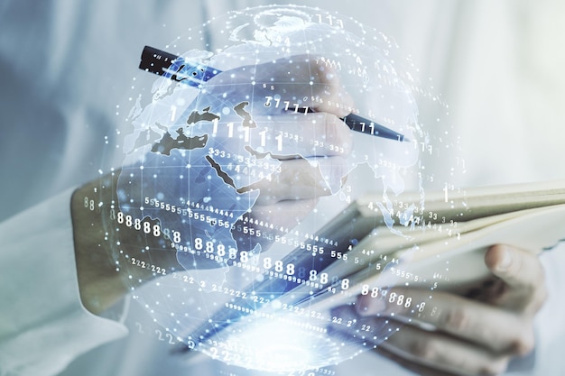 Ilustración de codificación creativa abstracta con mapa del mundo y escritura manual del hombre en el diario sobre el concepto de desarrollo de software internacional de fondo Multiexposición