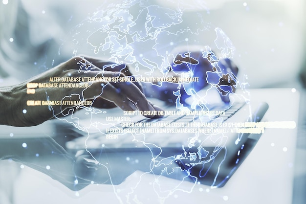 Ilustración de codificación creativa abstracta con mapa del mundo y manos escribiendo en la computadora portátil en el concepto de desarrollo de software internacional de fondo Multiexposición
