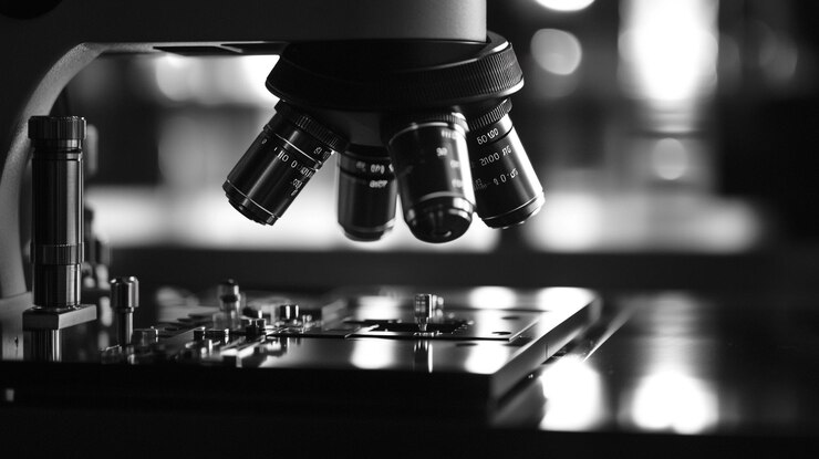 Ilustración detallada de un microscopio que se centra en una muestra durante un experimento de laboratorio