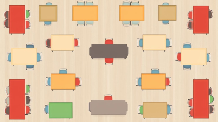 Foto ilustración de la disposición del escritorio y las sillas en el aula