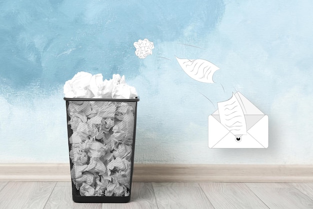 Ilustración de la eliminación de spam Hojas dibujadas que vuelan del sobre a la papelera