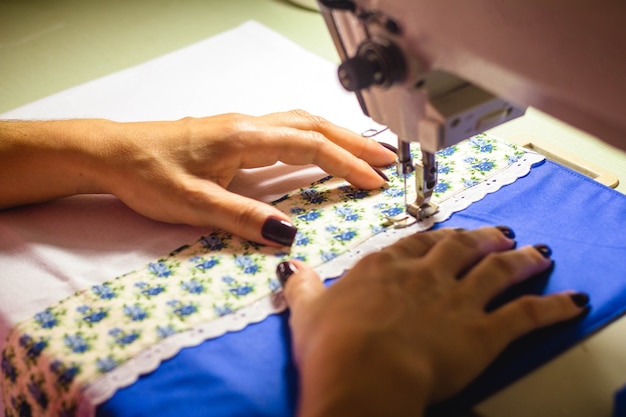 En esta ilustración fotográfica, una costurera trabajando en la máquina de coser en el taller de moda.