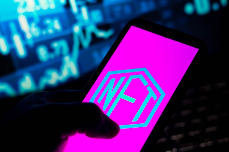 Foto en esta ilustración fotográfica, el logotipo nft del token no fungible que se muestra en un teléfono inteligente
