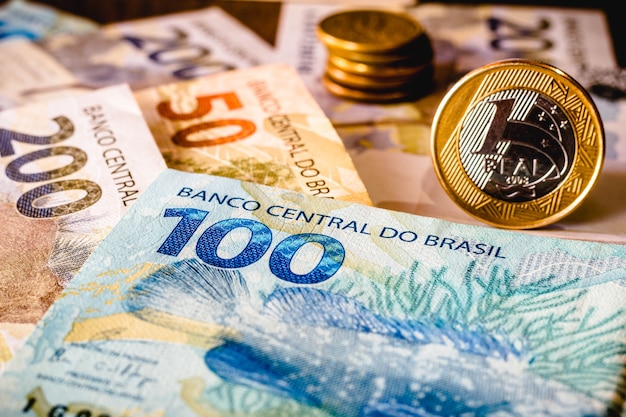 Foto en esta ilustración fotográfica se muestran cincuenta y cien billetes de cien reales y una moneda de un real resaltada el real es la moneda corriente en brasil