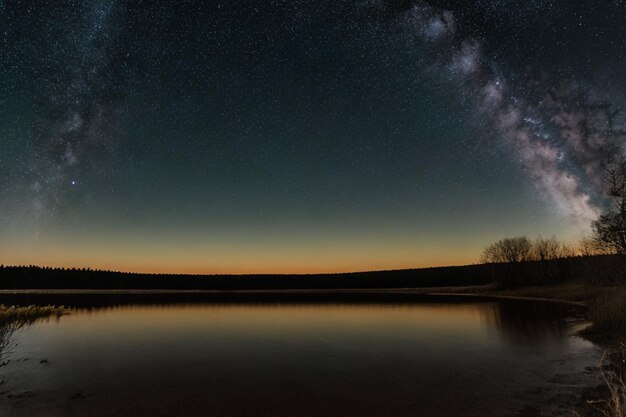 Una ilustración generada por la IA de un lago tranquilo brilla a la luz de las estrellas soñadoras que brillan en el cielo nocturno