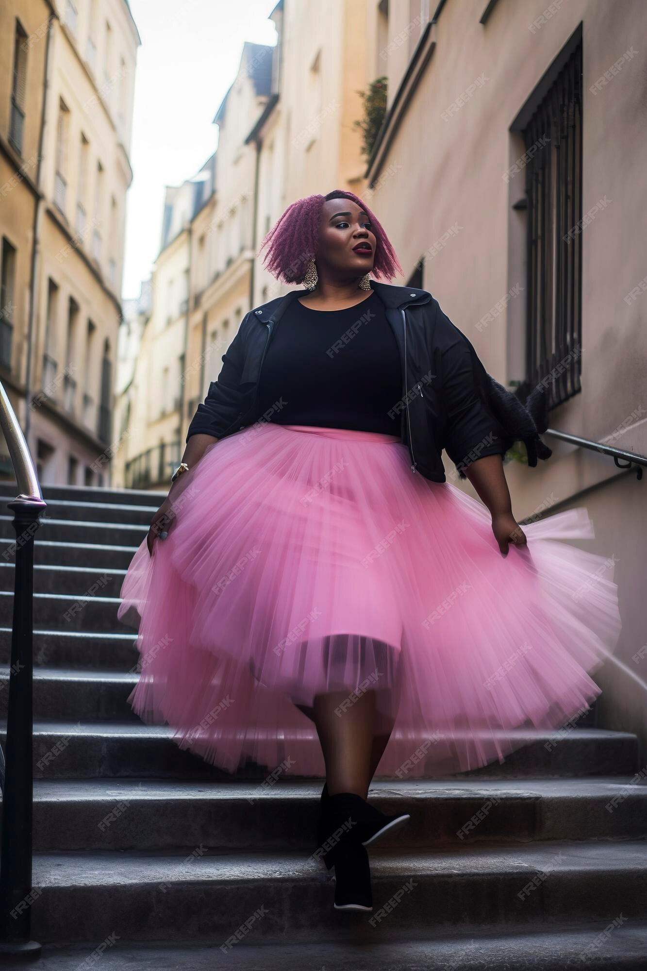 Ilustración de ia de una mujer negra hermosa y feliz de talla grande caminando por la calle con una falda de tul rosa | Foto Premium