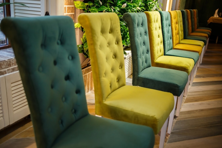Foto ilustración de la sala de estar interior moderna. fila de sillones de tela contra la pared y el piso azul pastel. fondo de sala de estar. silla verde en el centro.