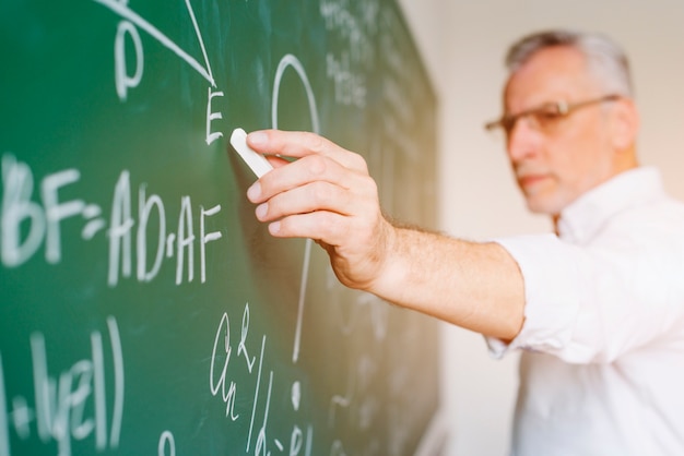 Im Alter von Mathematiklehrerschreiben auf Tafel