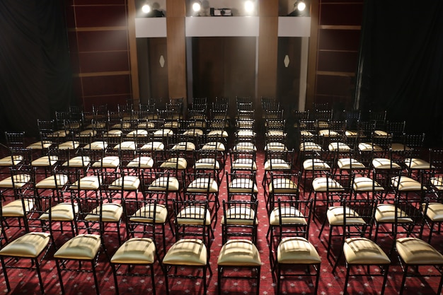 Im Auditorium stehen viele Stühle hintereinander