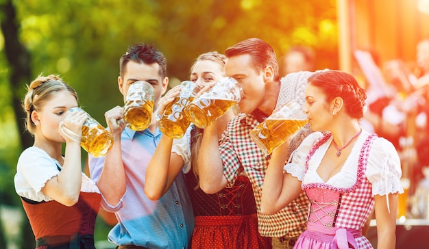 Im Biergarten - Freunde vor der Band