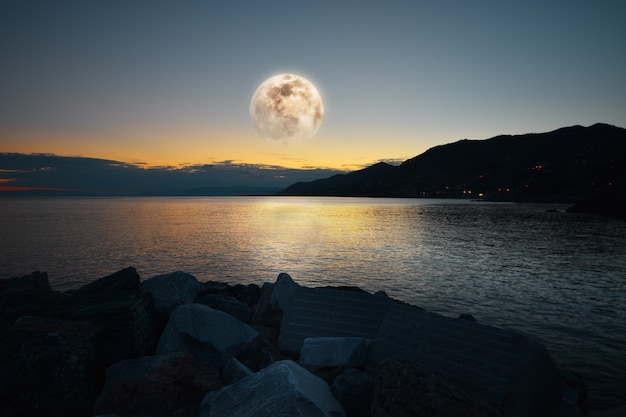 im blauen Meer von Ligurien unglaubliches Mondlicht