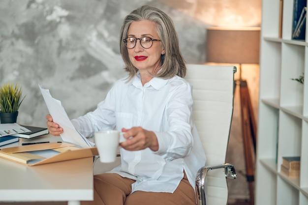 Im Büro. Gut gekleidete und gut aussehende Geschäftsfrau im Büro