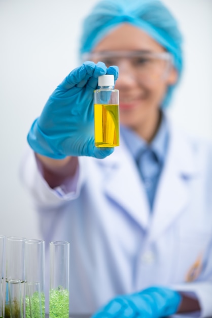 Im chemielabor testen die wissenschaftler den naturstoffextrakt, das öl und die biokraftstofflösung.
