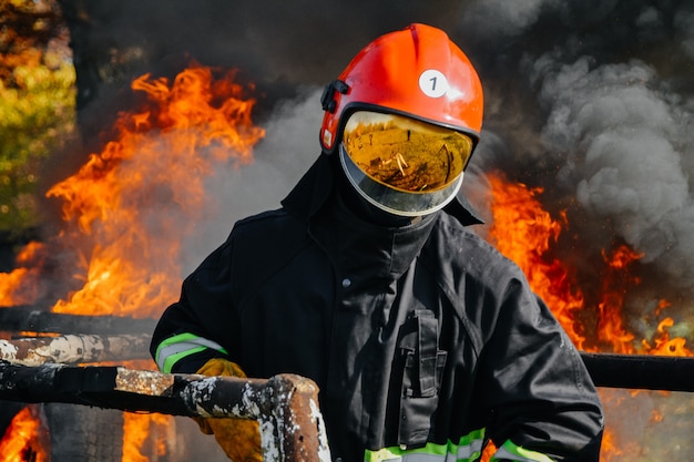 Im Feuer sucht ein Feuerwehrmann nach möglichen Überlebenden