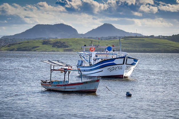 Im Fluss verankerte Boote auf der Ilha das caieiras in Vitoria. Korrespondenz im Hintergrund zwischen den Booten und den Bergen. Kompositionsregeln