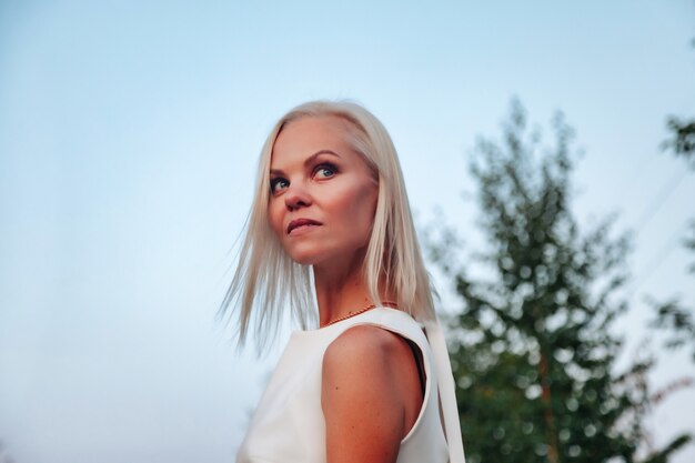 Im Freien Porträt erwachsene Frau auf der Natur zu Fuß im Sommerwald der Abenddämmerung. Dreamer Lady in Wear Spaziergang Abend auf Parkland. Positive Emotionen der Frau im Park im Morgengrauen