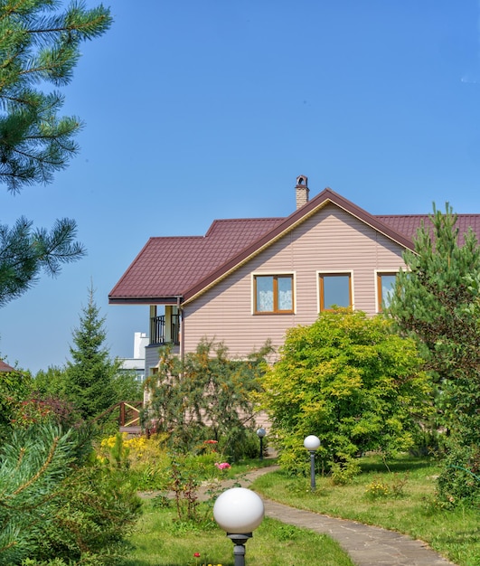 Im Garten eines Landhauses auf dem Land