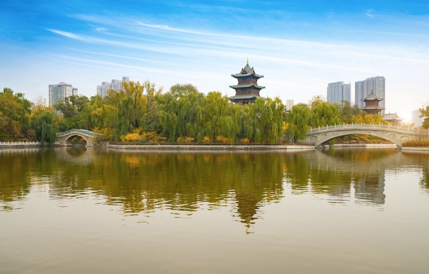 Im Herbst befinden sich alte Gebäude und Bogenbrücken im Yingze Park, Taiyuan, Provinz Shanxi, China